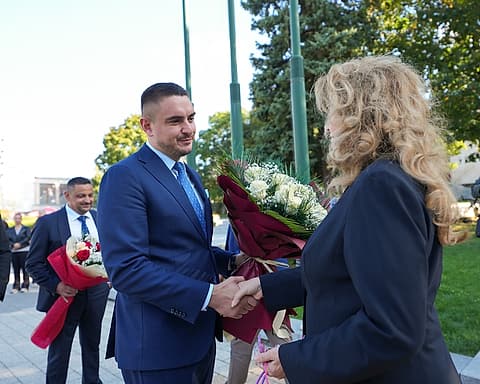 Илияна Йотова е посрещната с цветя в Правец