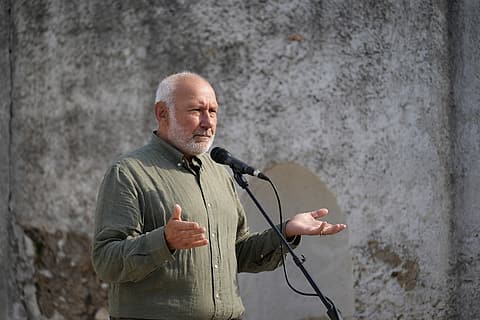 Изказване пред микрофона