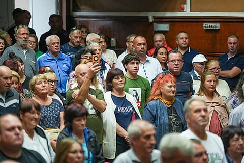 Граждани на срещата в Раковски, някои снимат с телефони