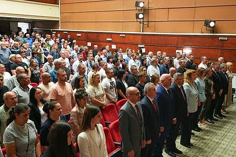 Гражданите стоят прави в залата в Раковски