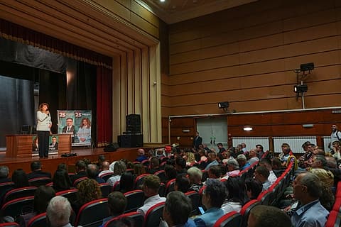 Залата по време на срещата в Раковски