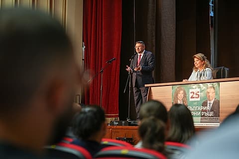 Кирил Вълчев и Илияна Йотова на сцената в Раковски
