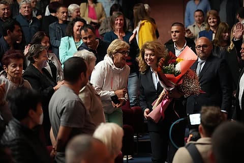 Посрещане на Илияна Йотова в залата