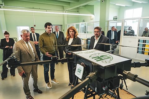 Илияна Йотова и Кирил Вълчев в предприятието „Самел-90“
