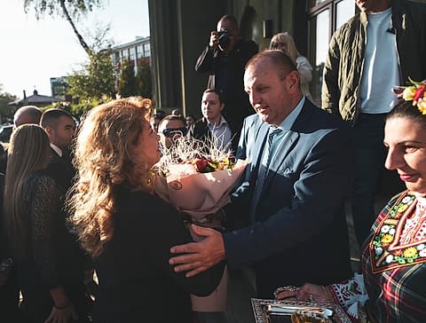 Илияна Йотова е посрещната с цветя в Самоков