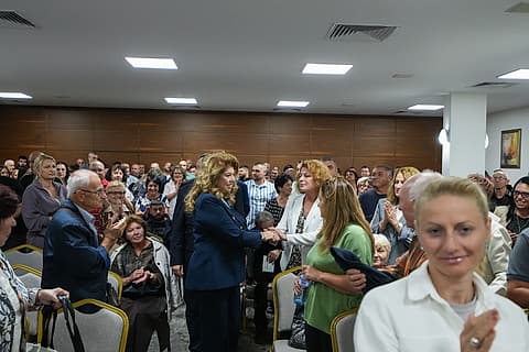 Илияна Йотова сред гражданите в залата в Сандански