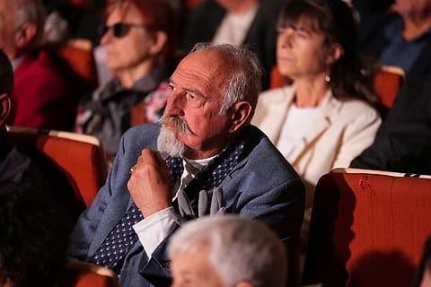 Хора в залата