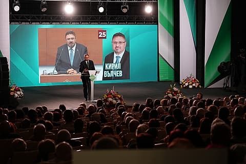 Кирил Вълчев говори пред залата