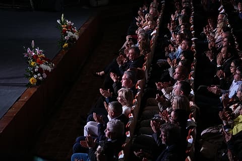 Аплодисменти в залата