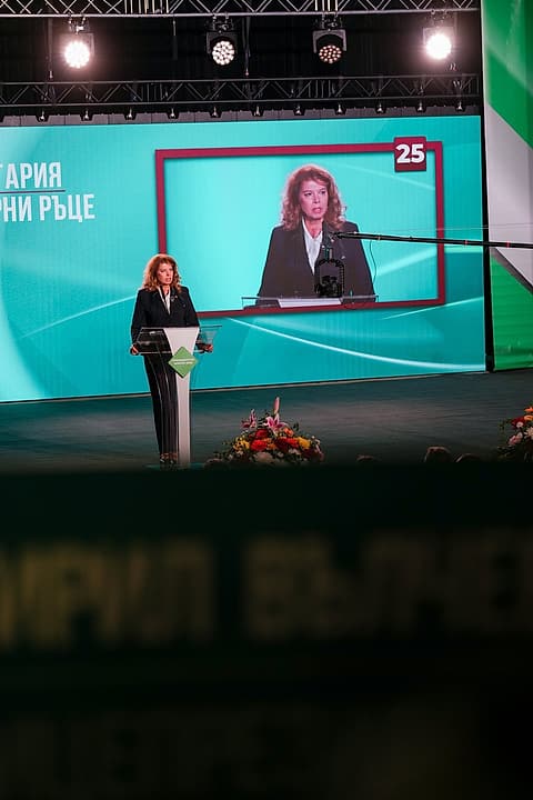 Илияна Йотова на трибуната
