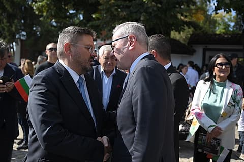 Кирил Вълчев разговаря с гости на откриването в Сопот
