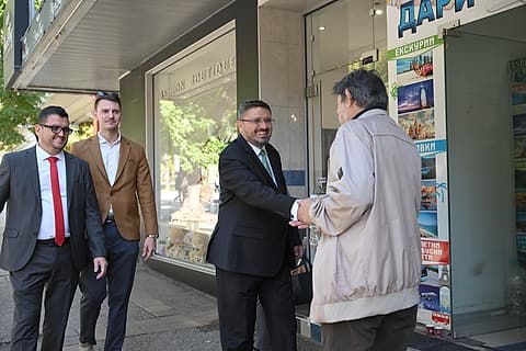 Кирил Вълчев се здрависва с жител на Стара Загора