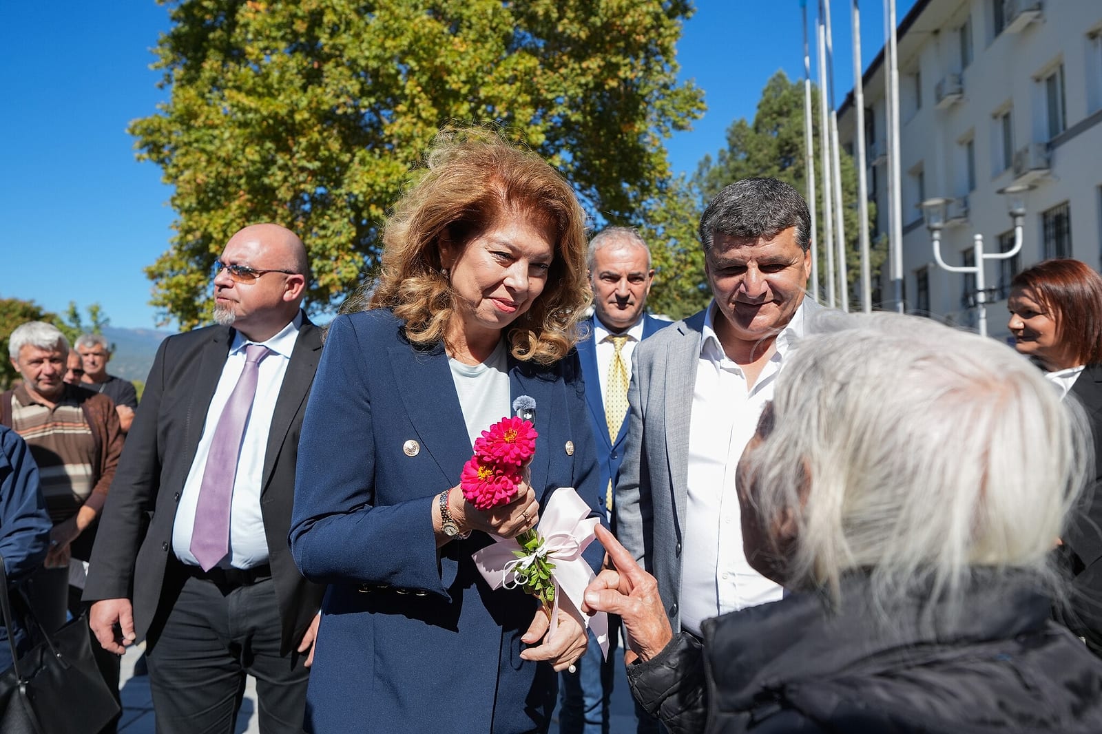 Илияна Йотова с жители на Струмяни