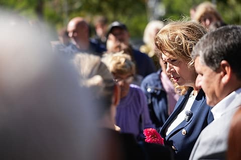 Илияна Йотова разговаря с граждани в Струмяни