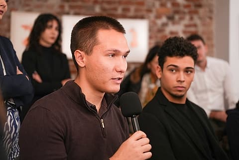 Студент задава въпрос на срещата с Илияна Йотова