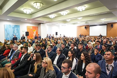 Студенти и преподаватели в залата на срещата в София