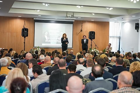 Илияна Йотова говори пред студентите и преподавателите