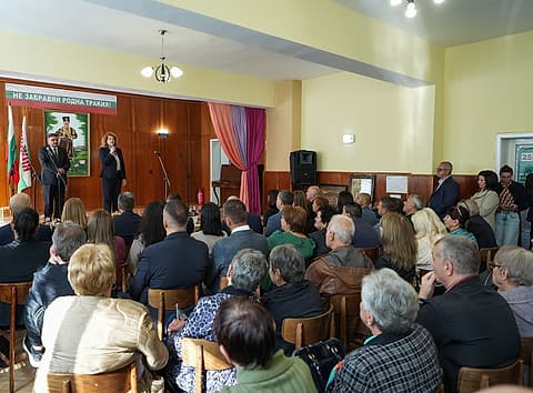 Залата на тракийското дружество „Тракия“ в Свиленград по време на срещата