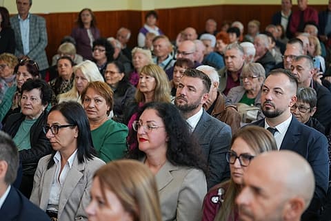 Жители на Свиленград слушат кандидатите