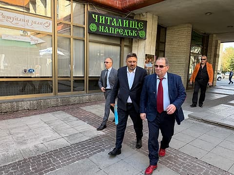Пристигане пред читалище „Напредък“
