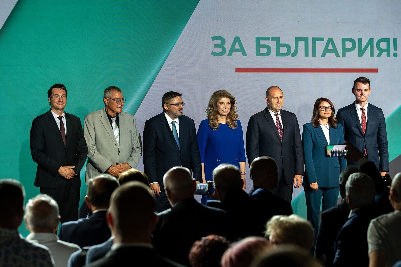 Учредителното събрание на Инициативния комитет, 8 септември 2026: на сцената