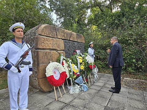 Цветя пред паметника на военното гробище-музей в Добрич
