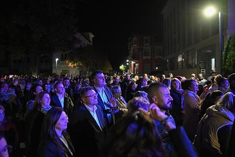 Хората на площада в Дряново на празничния концерт