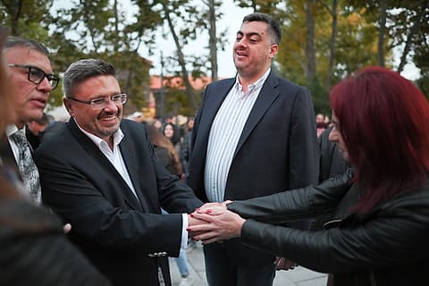Кирил Вълчев се здрависва с жители на Дряново