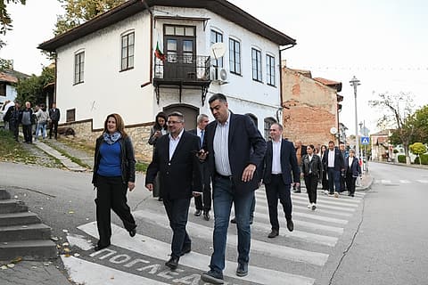 Кирил Вълчев се разхожда из стария център на Дряново