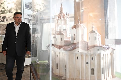 Кирил Вълчев разглежда експозицията в музея в Дряново