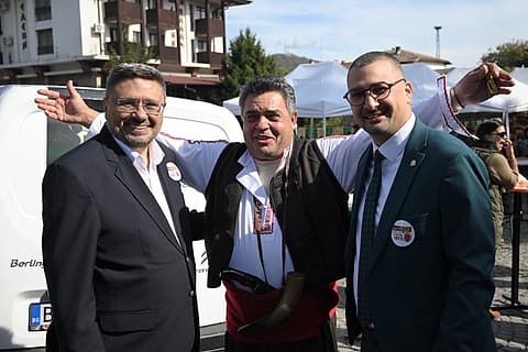 Кирил Вълчев с жители на Елена, сред тях мъж в народна носия