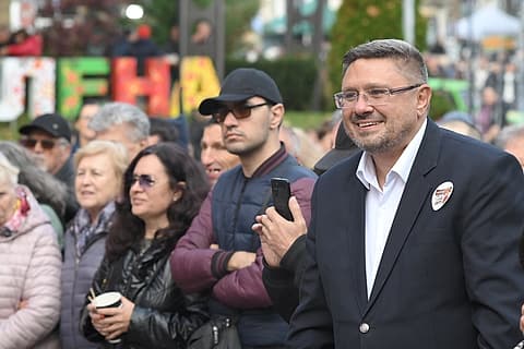 Кирил Вълчев сред хората пред надписа „Елена“