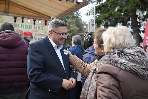 Кирил Вълчев разговаря с жени пред сцената на празника