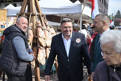 Кирил Вълчев при щанда с еленски бут