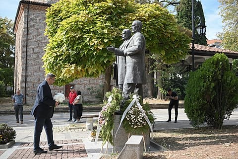 Кирил Вълчев поднася цветя пред паметника на Евлоги и Христо Георгиеви