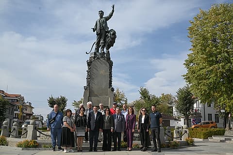Кирил Вълчев и граждани пред паметника на Васил Левски в Карлово
