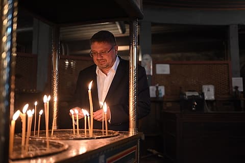Кирил Вълчев се здрависва с жители на Разлог