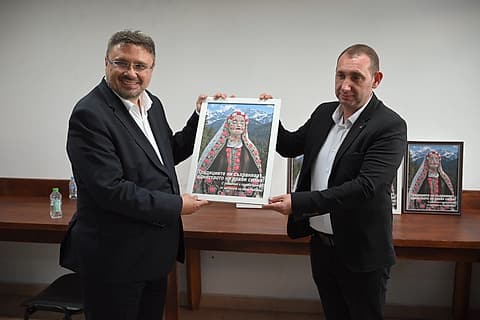 Кирил Вълчев получава портрет на рибновска булка „гелина“