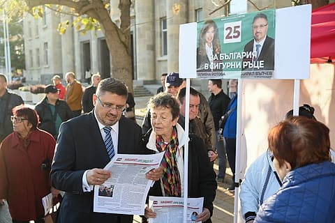 Кирил Вълчев разговаря с жители на Русе до предизборната шатра