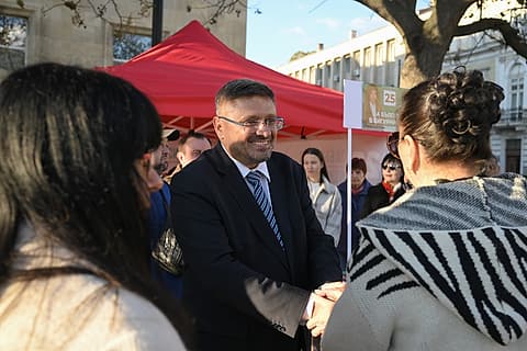 Кирил Вълчев се здрависва с гражданка до шатрата в центъра на Русе