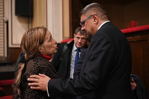 Кирил Вълчев разговаря със симпатизантка след срещата в операта