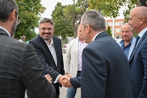 Кирил Вълчев се ръкува с граждани преди срещата в Садово