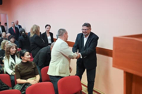 Кирил Вълчев поздравява гражданин в залата в Садово