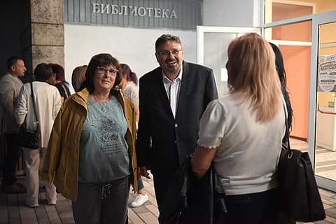 Кирил Вълчев разговаря с гражданки след срещата в Садово