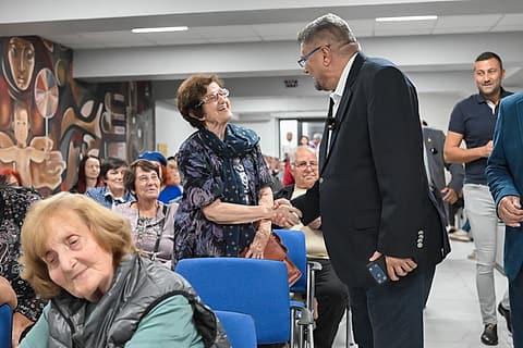Кирил Вълчев поздравява гражданите в залата в Стамболийски