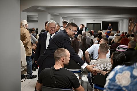 Кирил Вълчев се ръкува с граждани след срещата в Стамболийски
