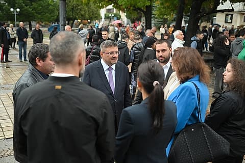 Кирил Вълчев разговаря с граждани на площада в Троян