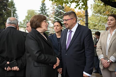 Кирил Вълчев разговаря с гражданка на празника на Троян