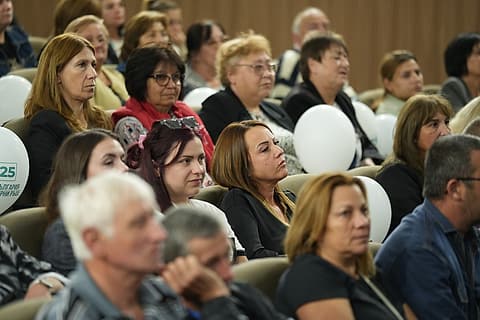 Граждани на срещата с Илияна Йотова във Вълчи дол