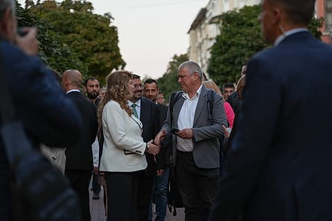 Илияна Йотова сред граждани във Варна